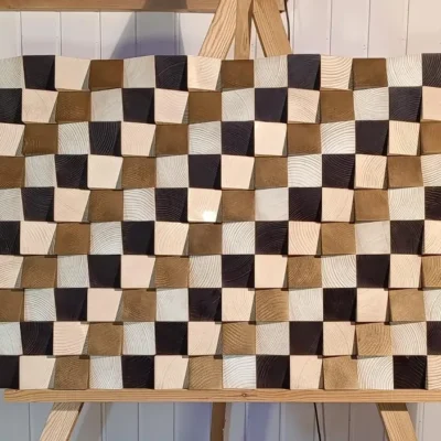 Mosaico de madera en color dorado, negro y natural