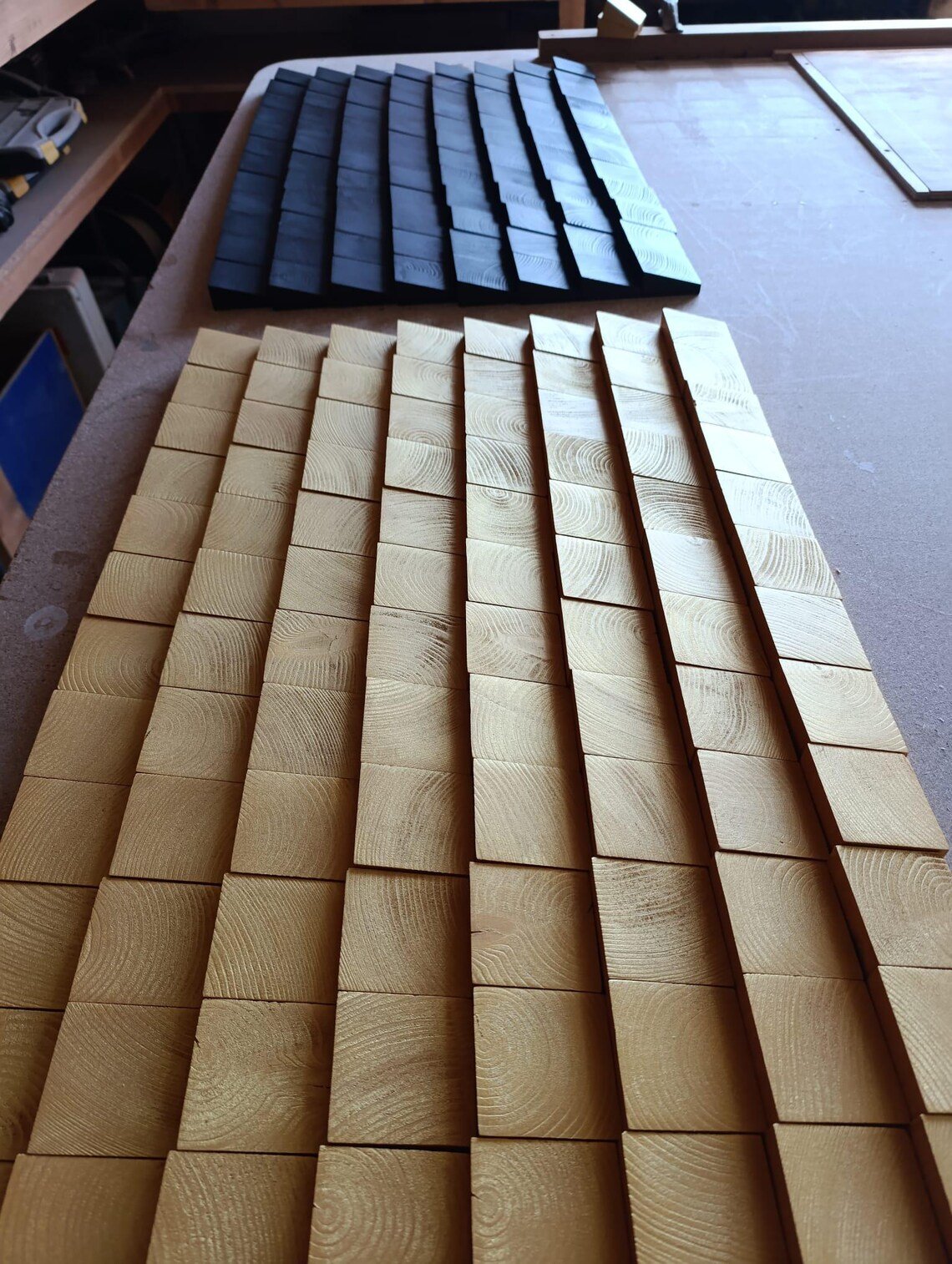 Mosaico de arte mural de madera en negro y dorado - Imagen 9